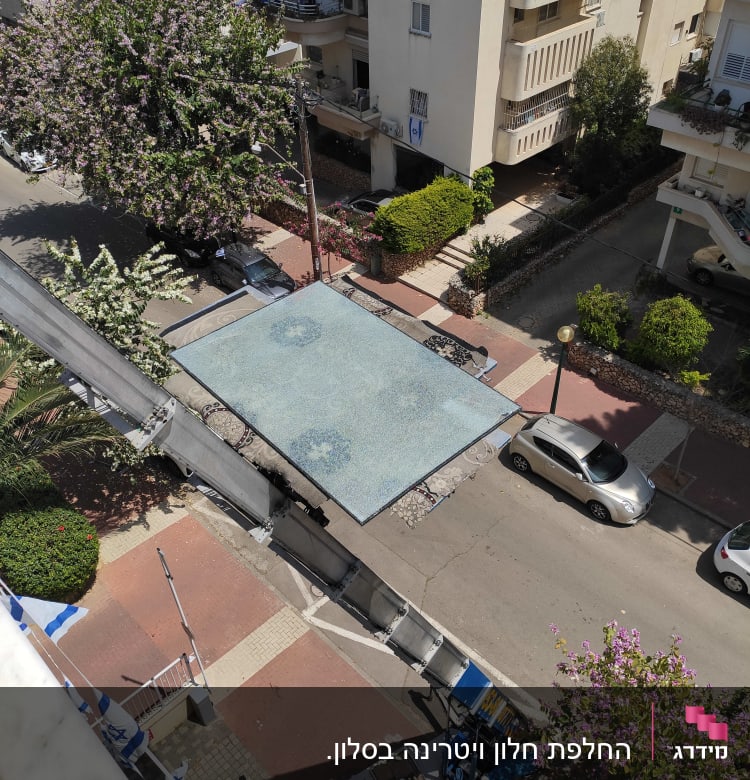 פלטת זכוכית גדולה על מנוף ברחוב עירוני